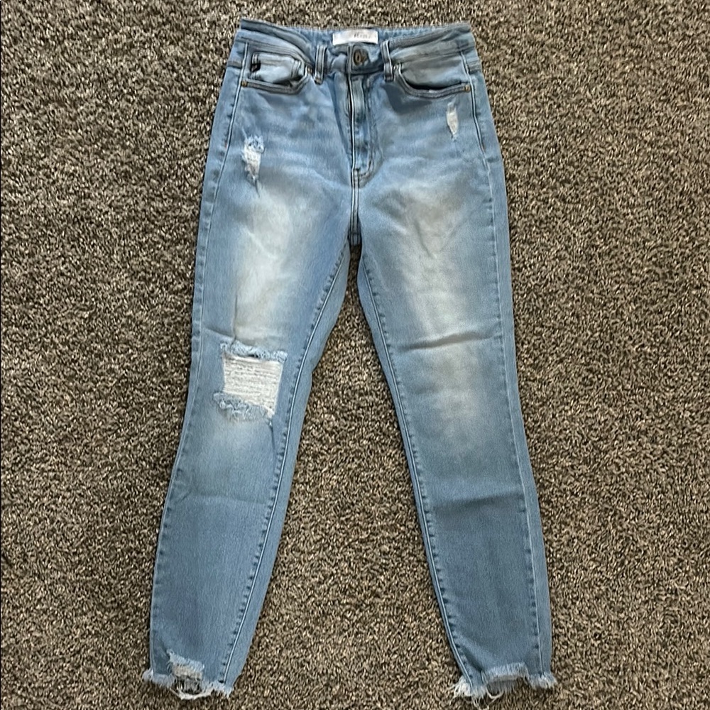 Light Blue Distressed Ankle Cropped Jeans with Frayed Hem